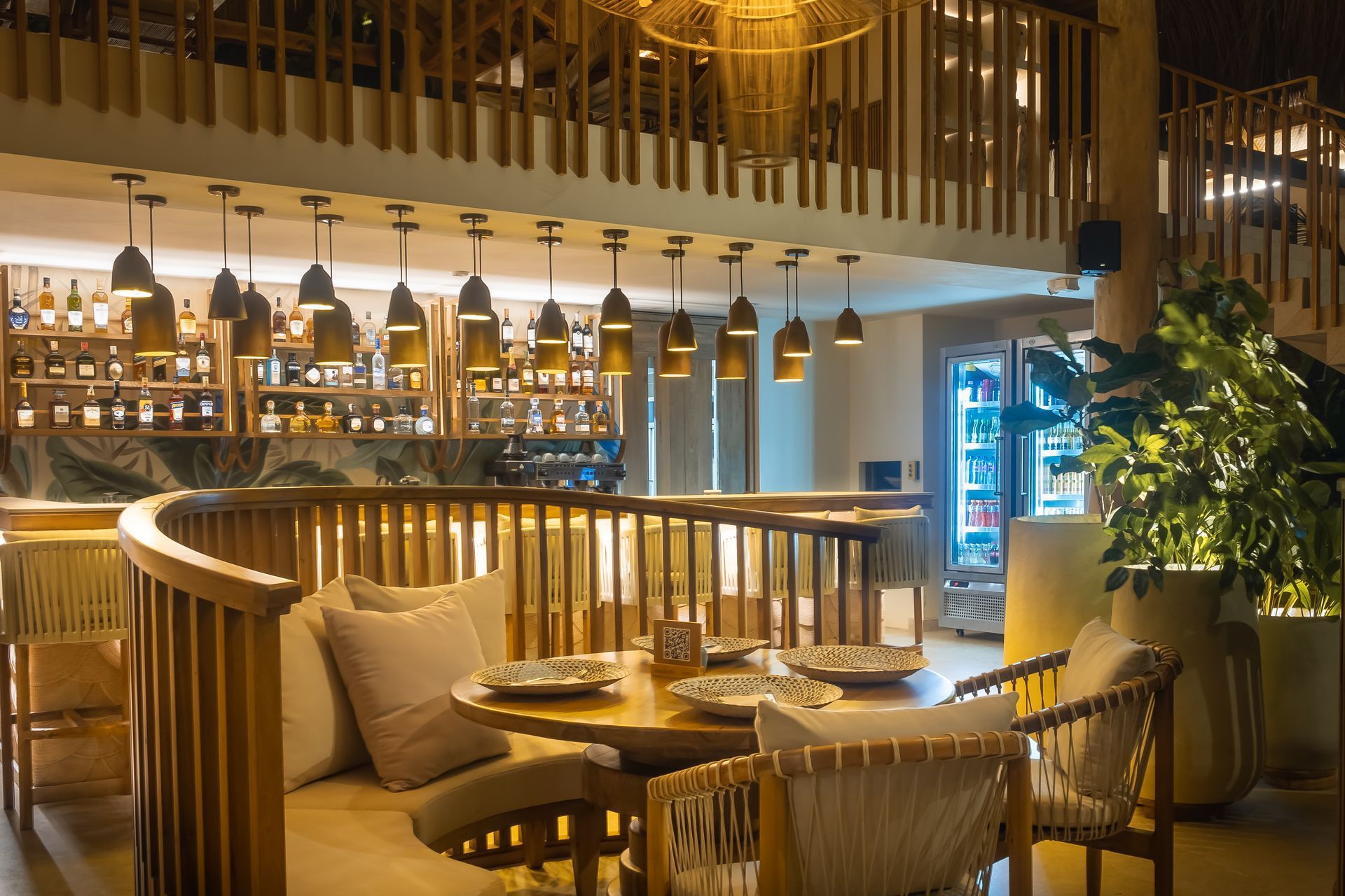 restaurantes en san antero cordoba de Hotel Aimarawa con bar, barra iluminada, mesas servidas y ambiente cálido.