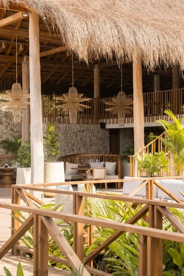 Restaurante del Hotel Aimarawa en San Antero, con diseño en madera y rodeado de naturaleza y vista al Caribe colombiano.
