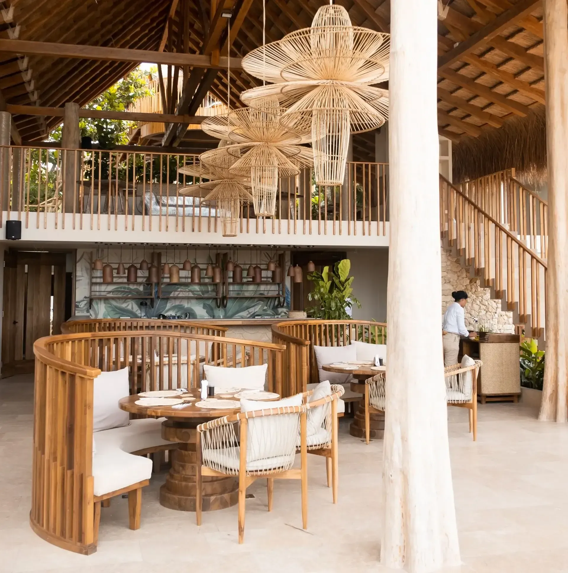restaurante en san antero del Hotel Aimarawa con techo de palma, lámparas tejidas, barandas y escalera