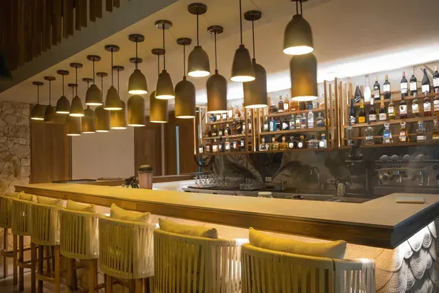 Bar Ara Macao en Aimarawa hotel en san antero cordoba, con barra de madera, licores y lámparas cálidas.