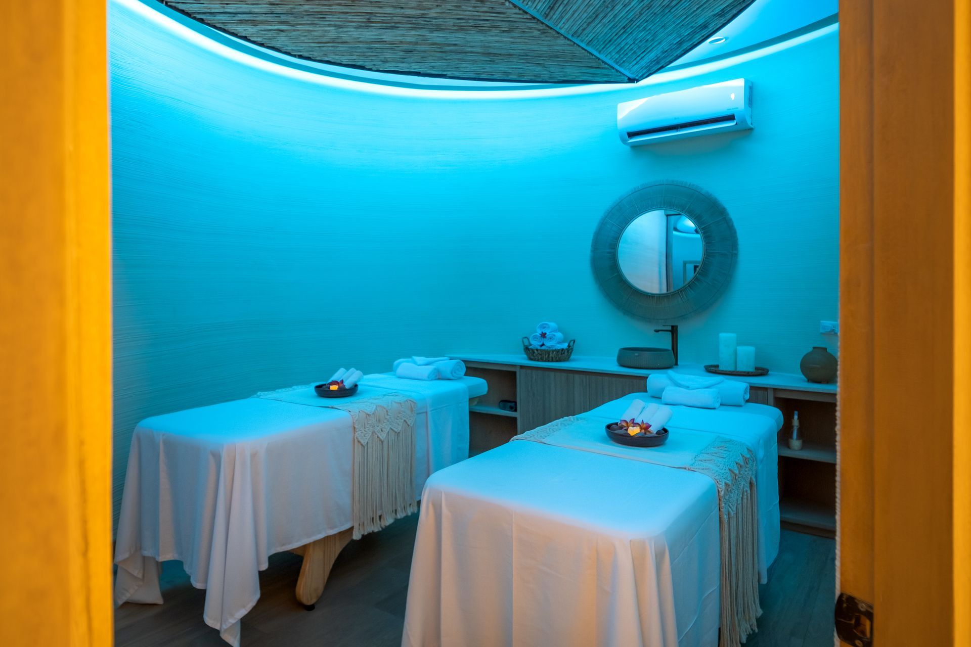 Spa room at Aimarawa, one of the hotels in San Antero, with massage beds and a peaceful atmosphere.