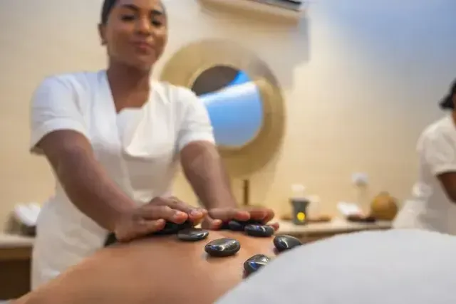 Tratamiento con piedras calientes en spa de Aimarawa, hotel en san antero córdoba orientado al bienestar corporal.