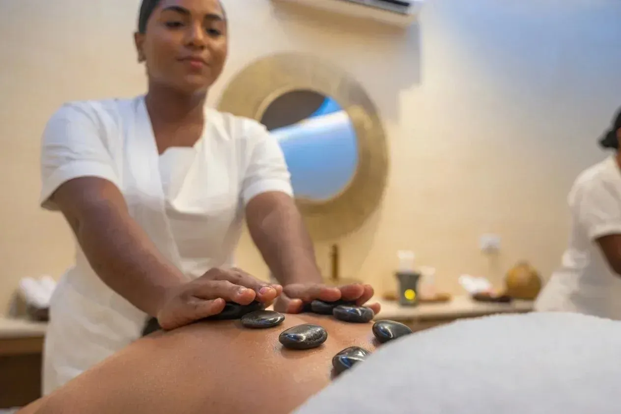 Masaje en el spa de Aimarawa, hotel frente al mar en San Antero, con experiencia de bienestar y relajación.