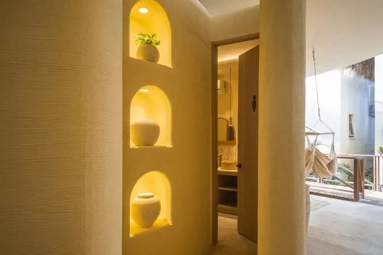 Spa de Aimarawa, hotel en San Antero, con nichos iluminados y ambiente de relajación.