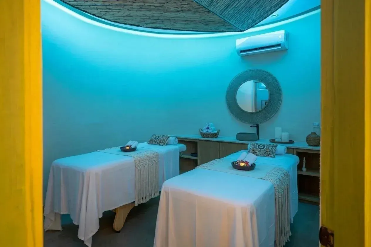 Sala de spa en Aimarawa, uno de los hoteles en San Antero, con camillas y ambiente de bienestar.