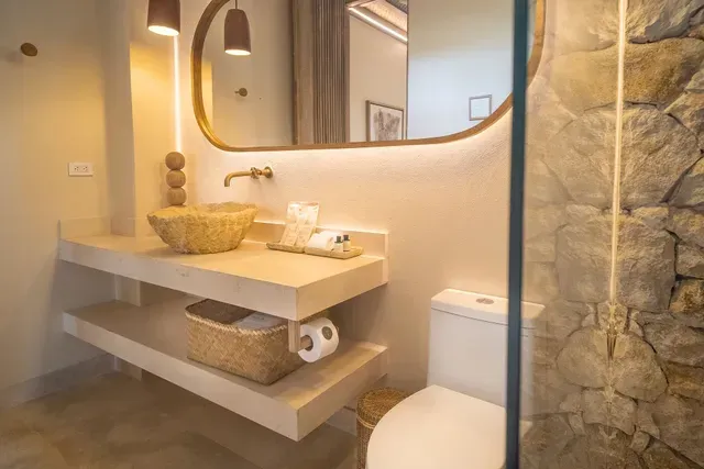 Baño con lavamanos en piedra dentro de la suite ameyal, parte de Hotel Aimarawa un hospedaje en san antero córdoba