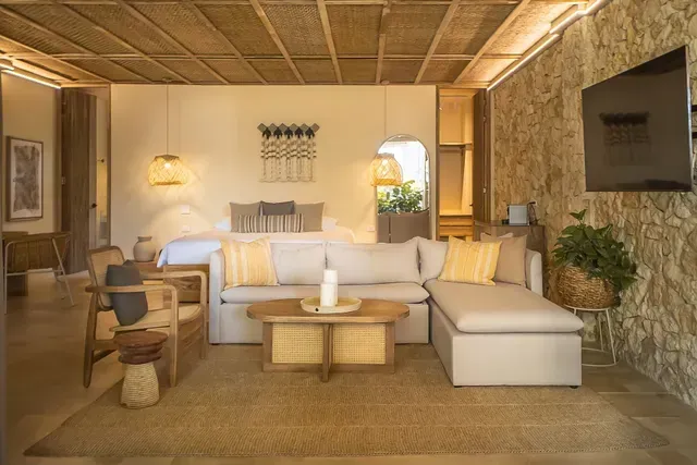 suite de Aiamrawa uno de los hoteles en san antero, con sala integrada, mobiliario en madera y una atmósfera serena
