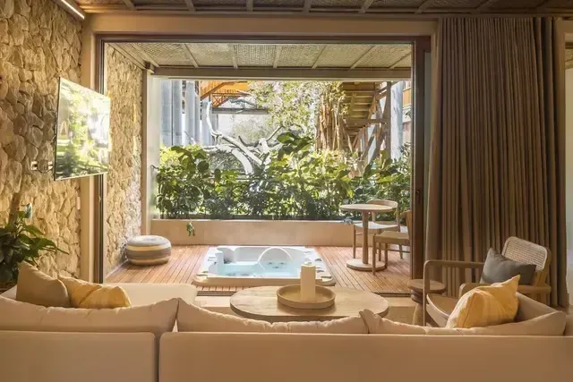 hotel en san antero córdoba, con tina integrada, mobiliario en madera y conexión visual con la vegetación tropical