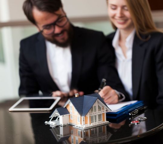 Meeting with the female client - St. Louis, MO - Best Insurance Agency Meeting with the female client - St. Louis, MO - Best Insurance Agency
