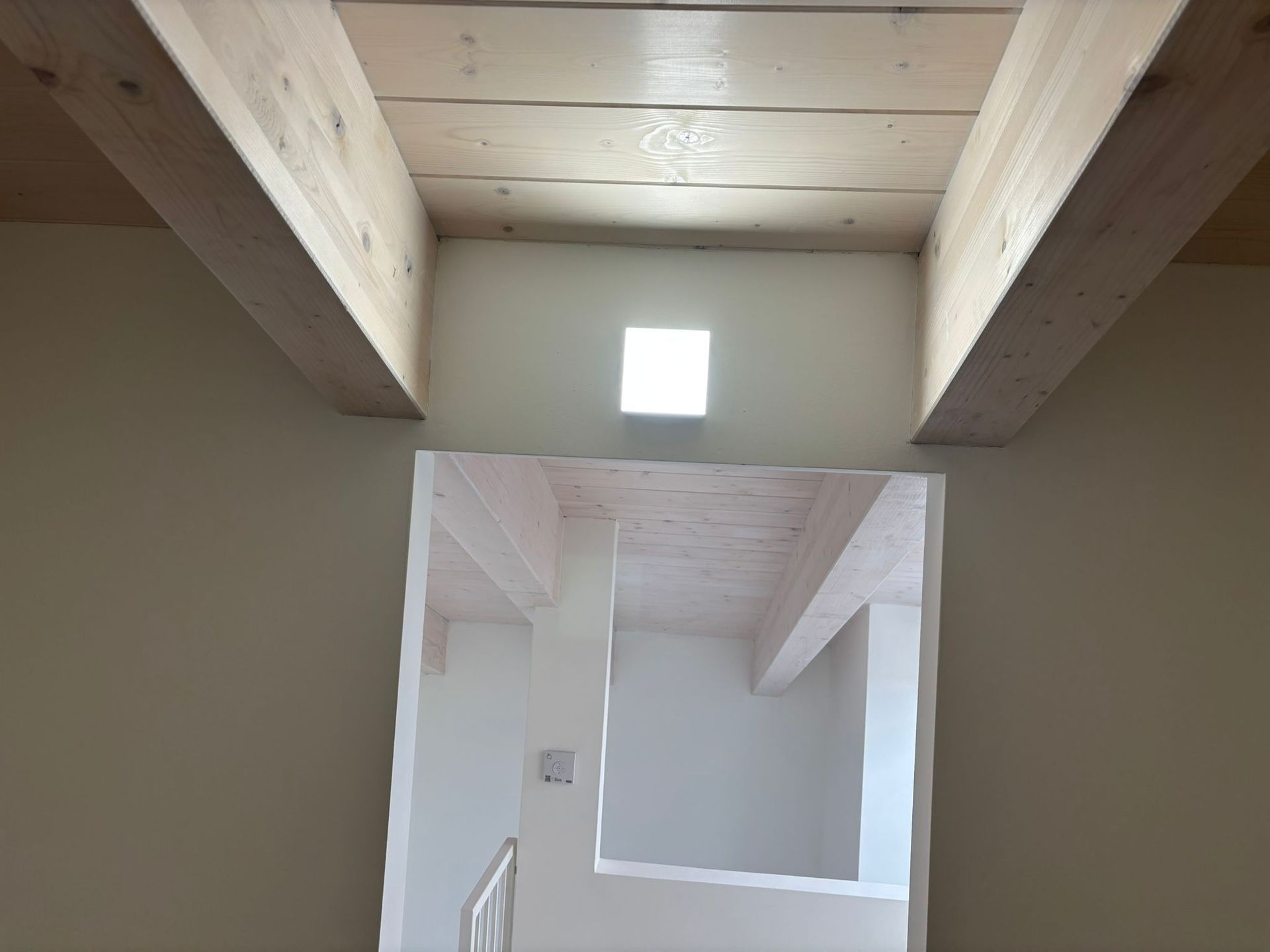 Un corridoio con travi in legno e una luce sul soffitto