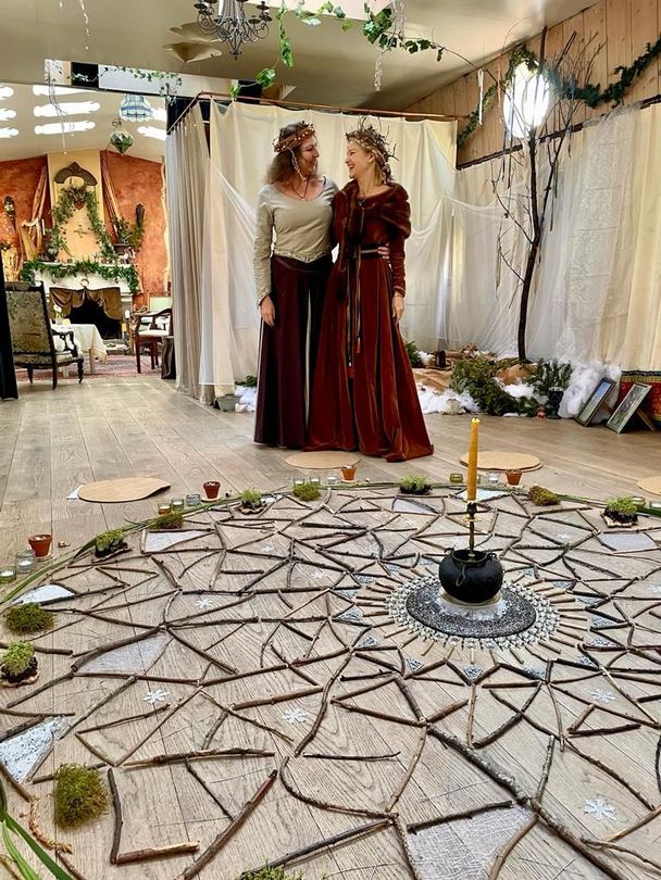 Sybilings Penny en Mariska bij hun Imbolc evenement