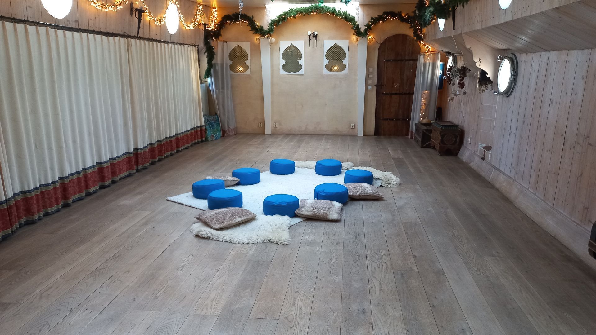 Deel van het interieur van Studio Zena, de zaal