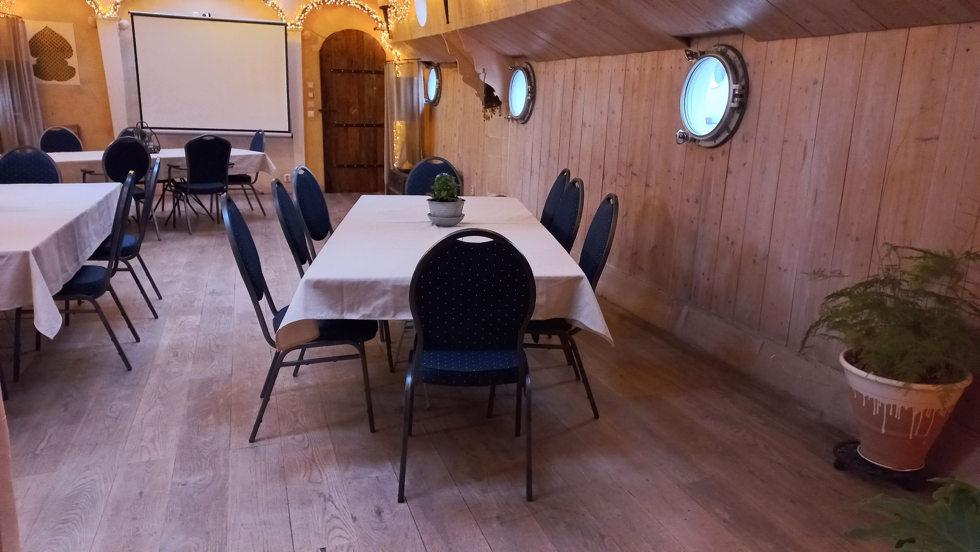 Deel van het interieur van Studio Zena, ingericht als vergaderruimte