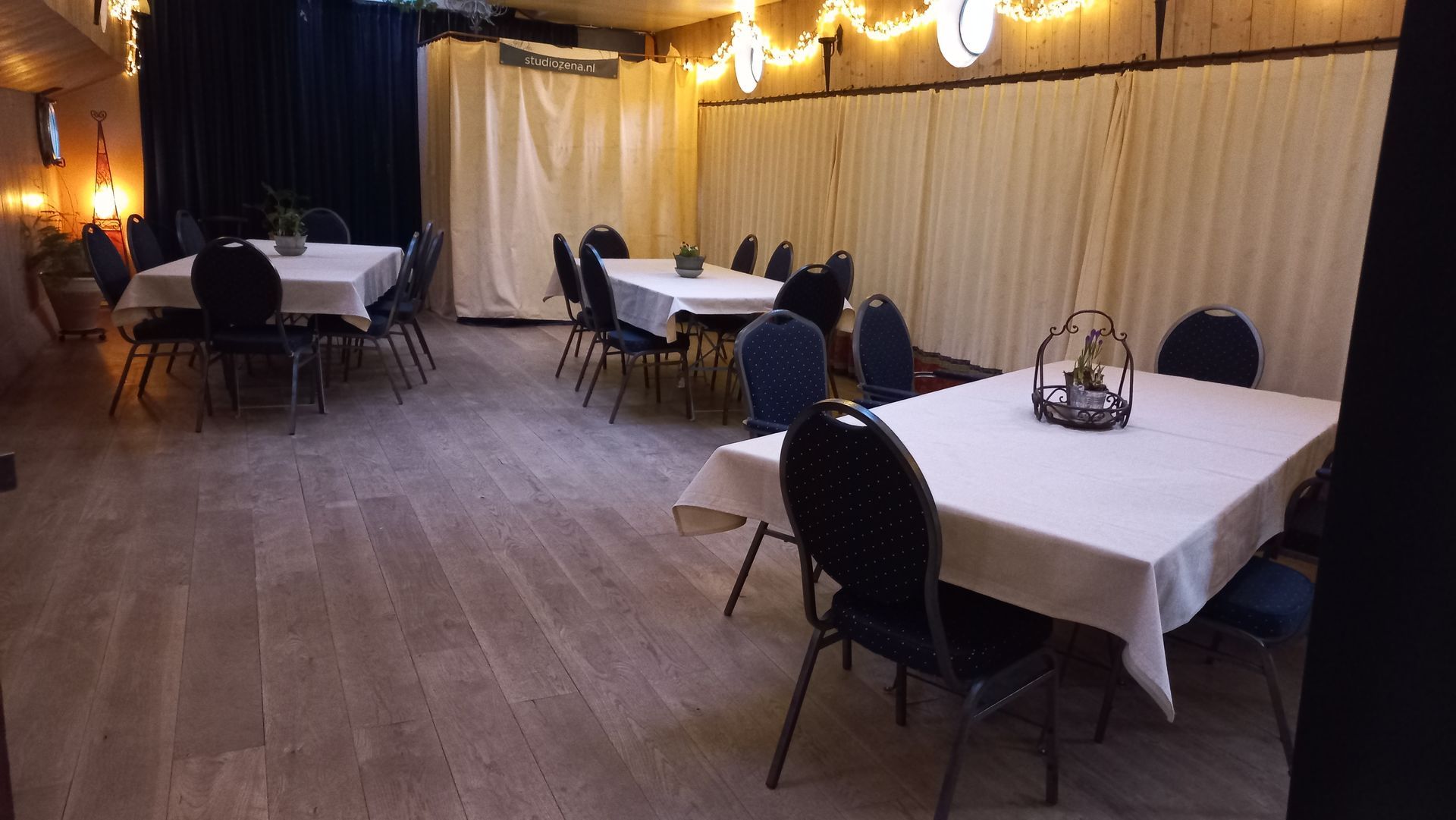 Deel van het interieur van Studio Zena ingericht als vergaderruimte