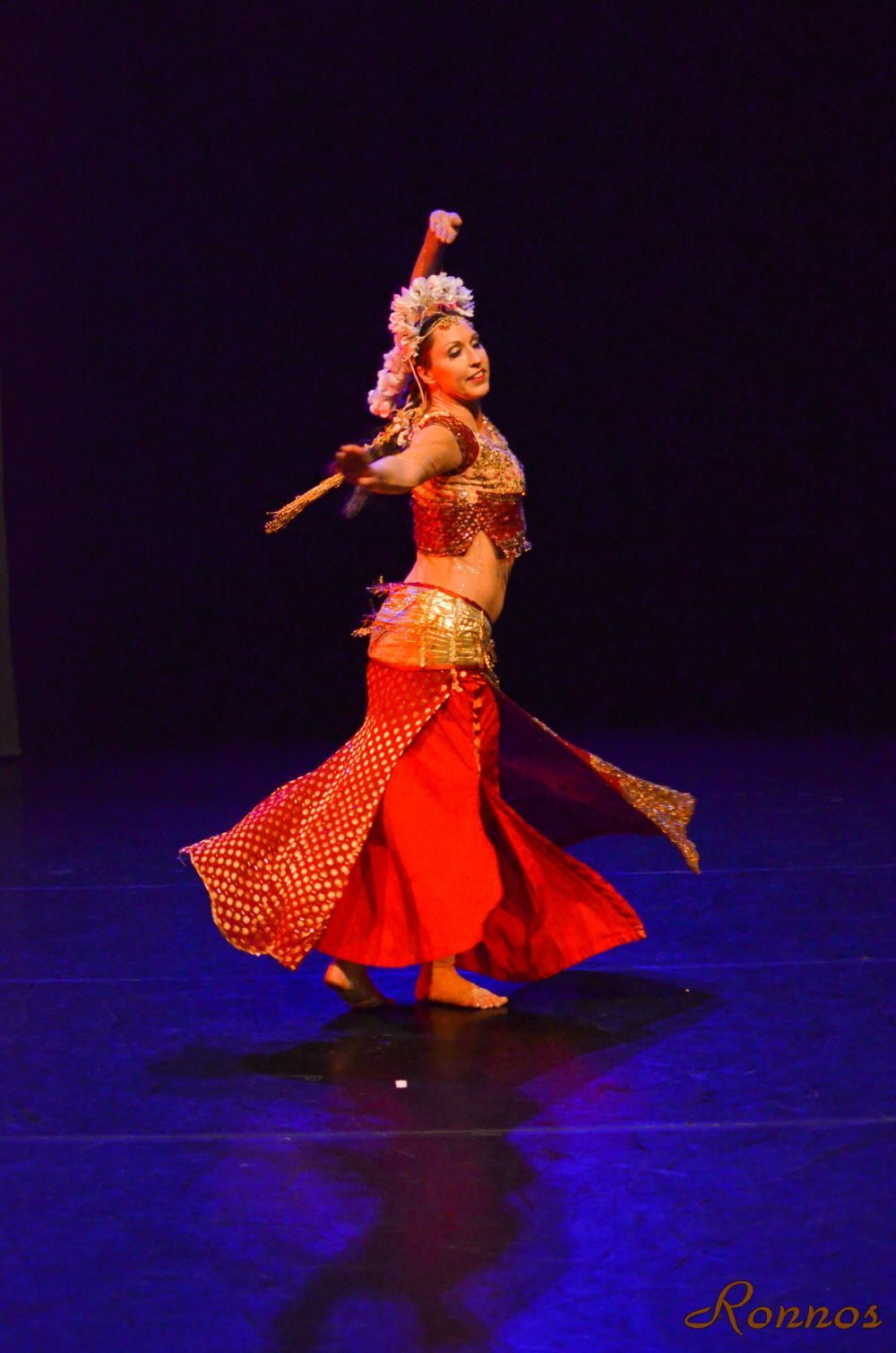 Mariska Assink tijdens haar dansvoorstelling Godinnen. Foto door Ronnos