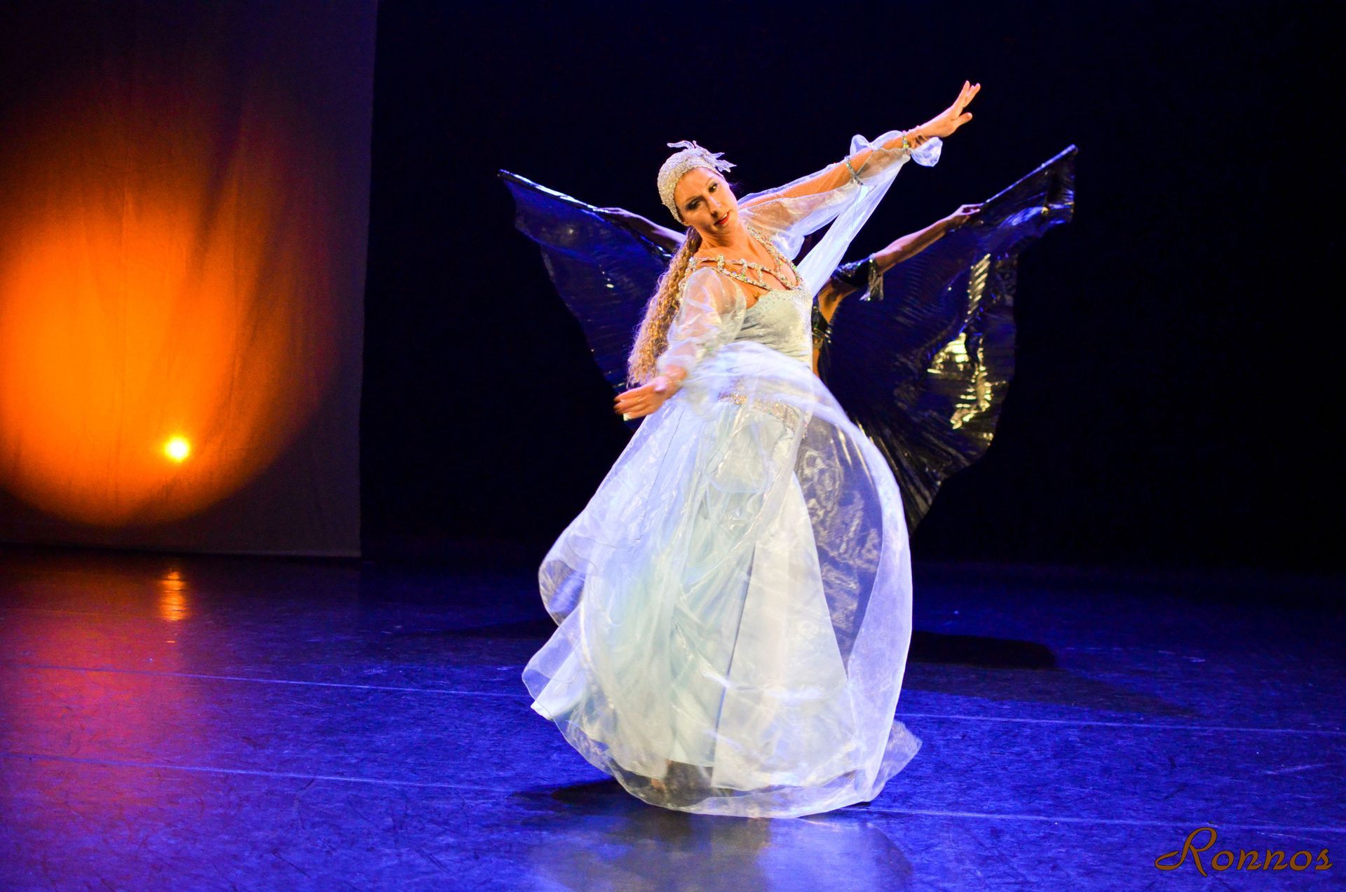 Mariska Assink in haar dansvoorstelling De Godin. Foto door Ronnos