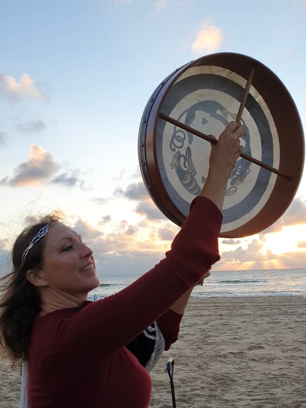 Mariska Assink bij een drumcirkel