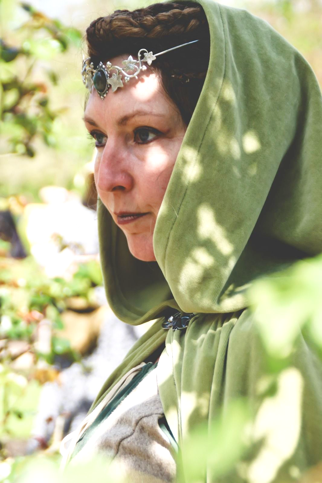 Portret foto van Mariska Assink in groene cape