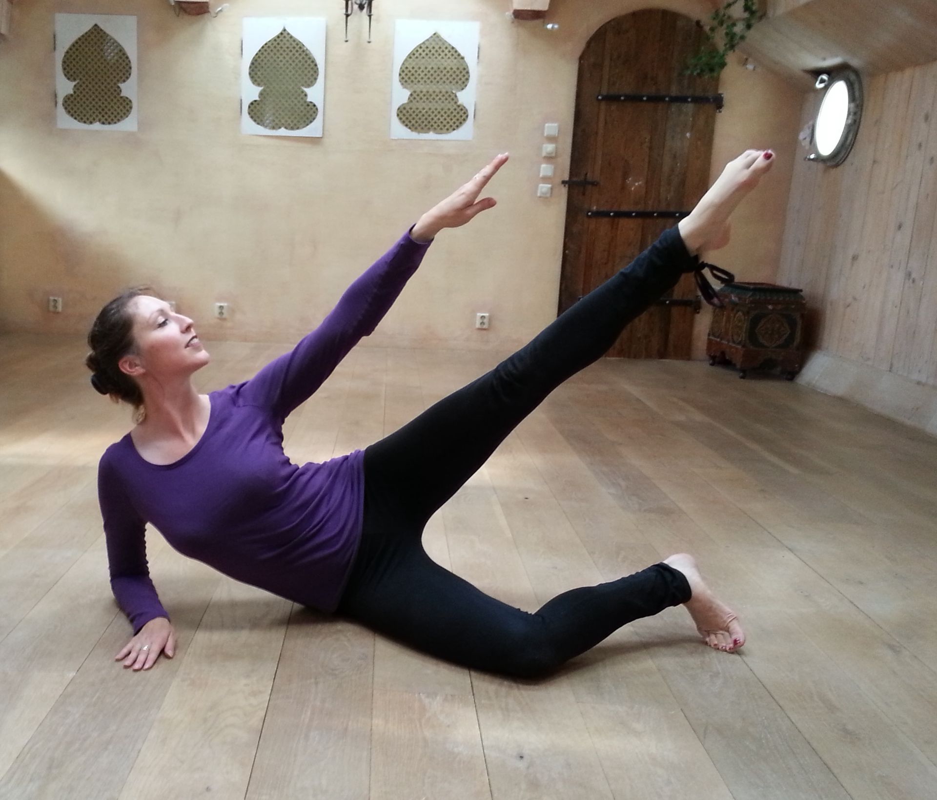 Mariska Assink in een Pilates houding in haar eigen studio: Studio Zena