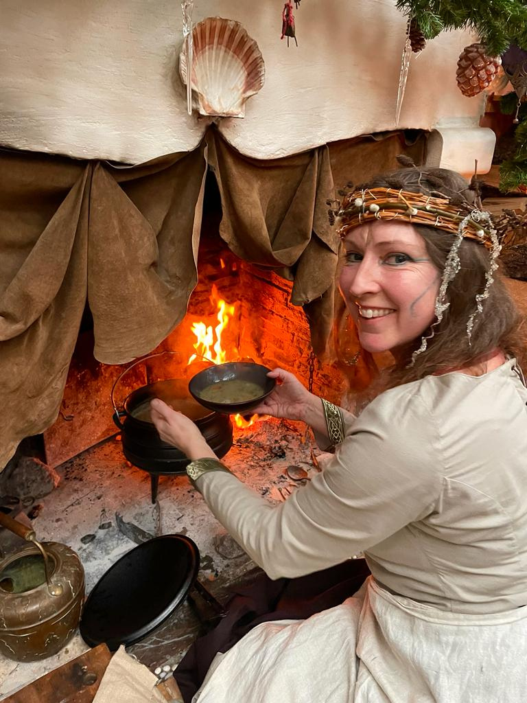 Mariska Assink bij het haardvuur tijdens haar Sybilings Imbolc evenement