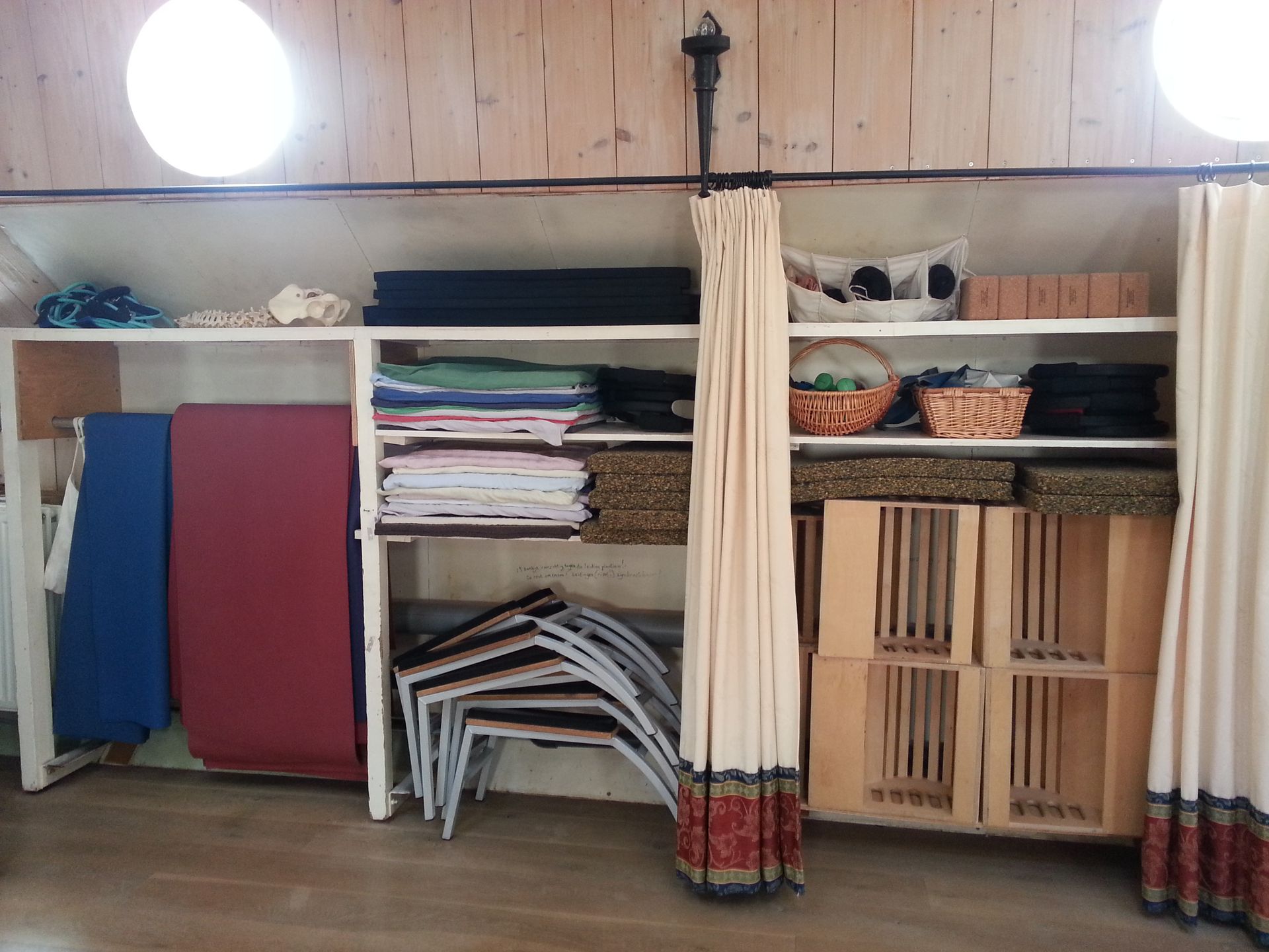 inhoud van de kast met Yoga spullen in de cursusruimte van Studio Zena