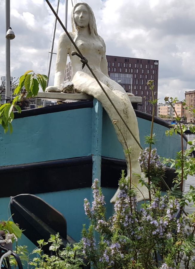 zeemeermin boegbeeld van woonschip Zena gemaakt door Mariska Assink