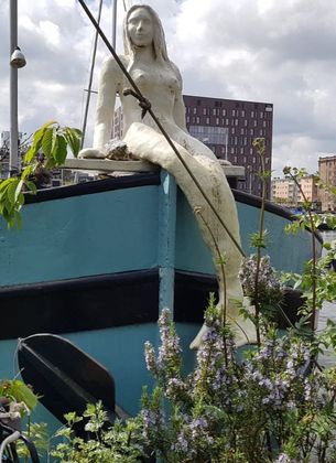 zeemeermin boegbeeld van woonschip Zena gemaakt door Mariska Assink