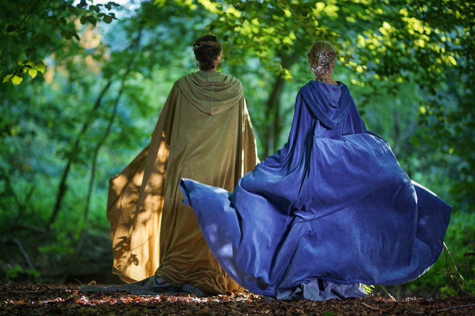 Sybilings promotie foto met opwaaiende capes