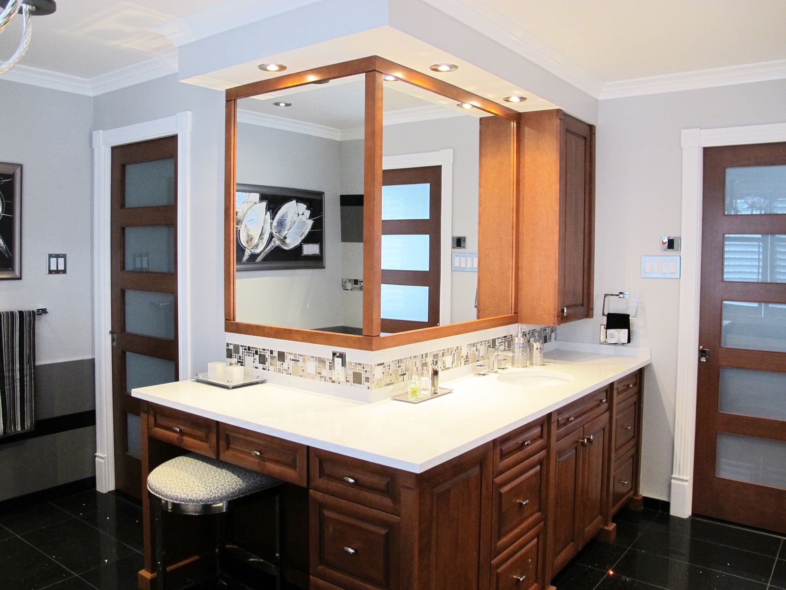 Une salle de bain avec une grande vasque et un grand miroir