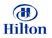 Un gros plan d'un logo Hilton sur fond blanc.