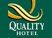 Un gros plan d'un logo d'hôtel de qualité sur fond vert.