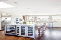 Une grande cuisine avec électroménagers en acier inoxydable et un grand îlot.