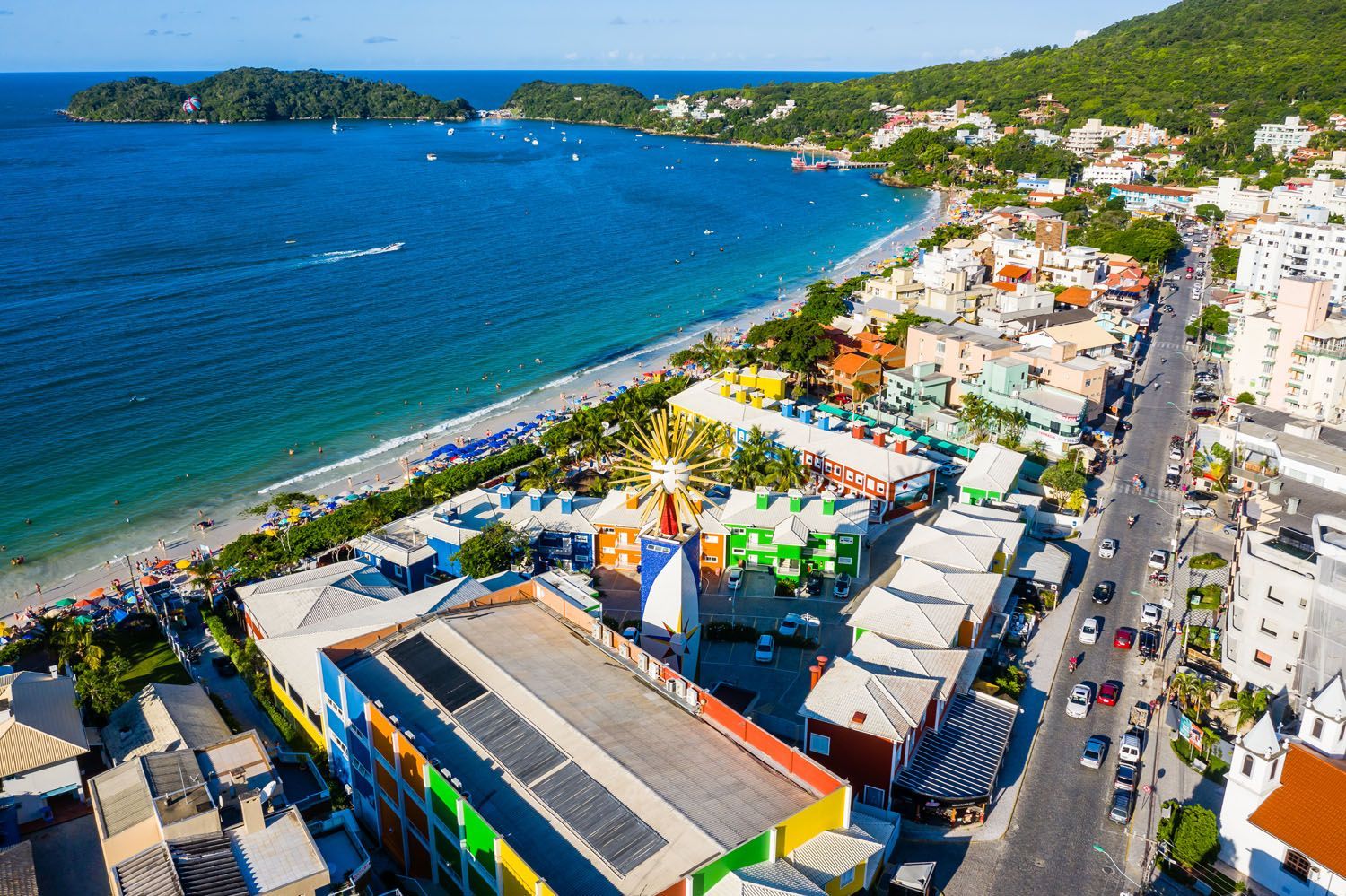 Uma vista aérea de uma cidade com uma praia ao fundo