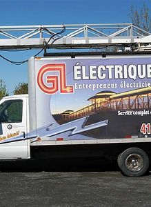 Un camion avec une échelle dessus sur laquelle est écrit GL electrique