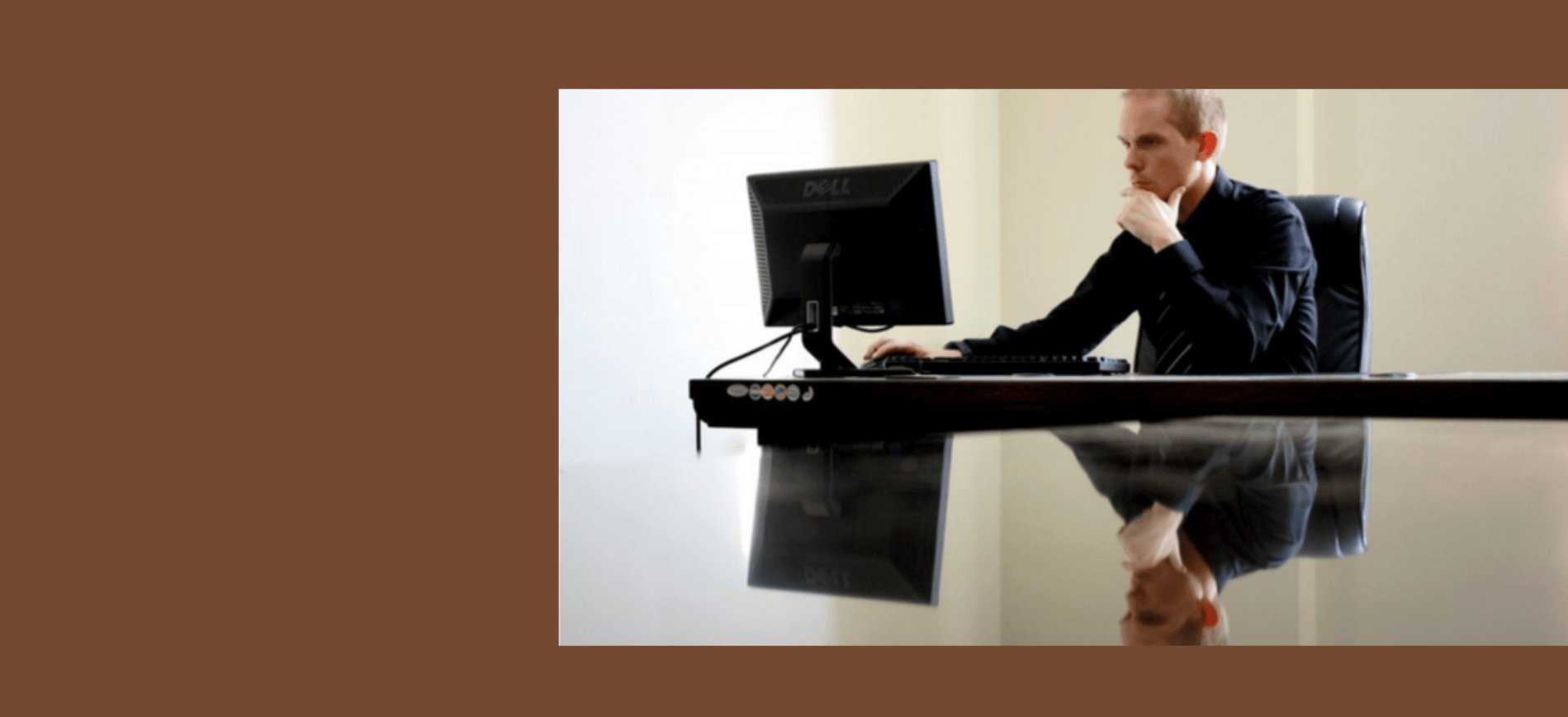 homem sentado em frente a um computador.