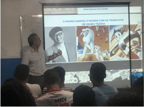 O escritor Marcelo Alves conversando com alunos da rede pública sobre mangá