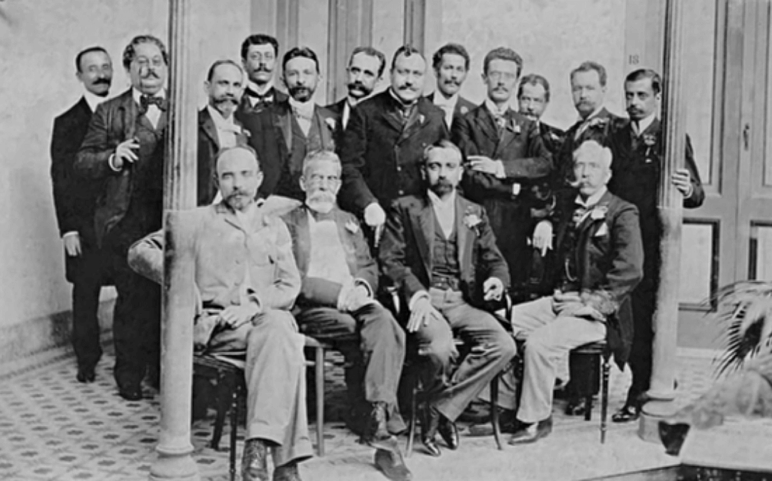 Machado de Assis ao lado de diversos artistas e escritores.