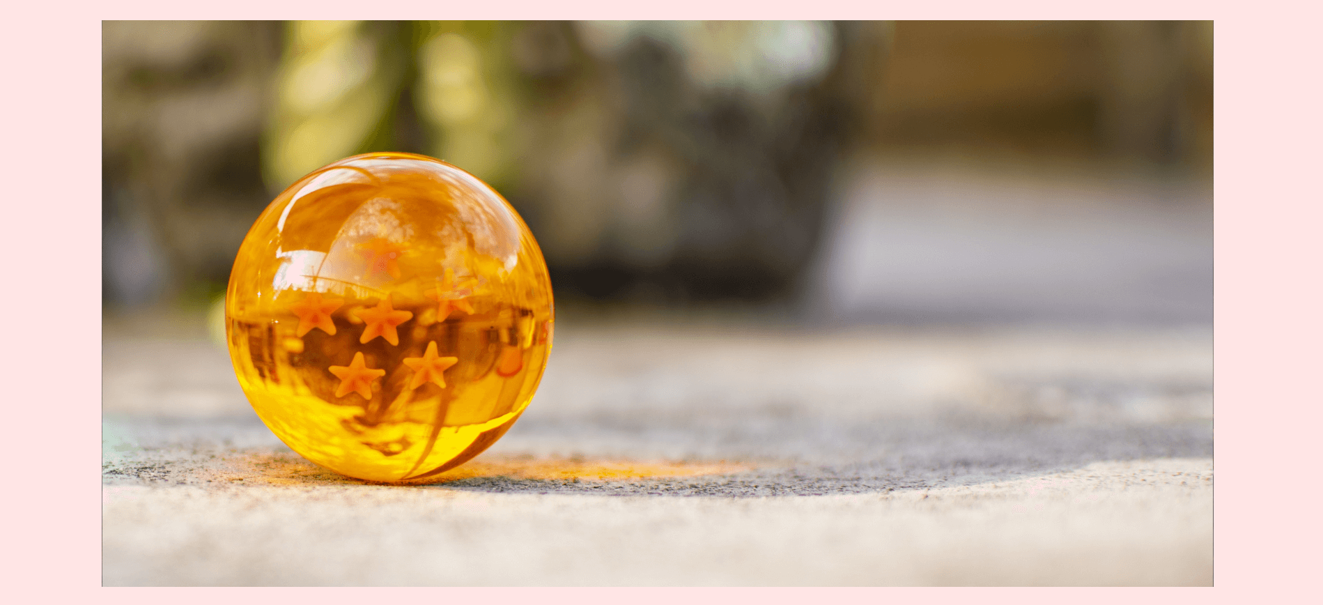 Uma bola de cristal parada no chão