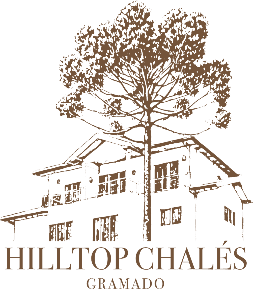 Um logotipo marrom, em estilo de esboço, de um prédio de vários andares com uma árvore Araucária, intitulado Hilltop Chalés em Gramado.