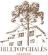 Um logotipo marrom, em estilo de esboço, de um prédio de vários andares com uma árvore Araucária, intitulado Hilltop Chalés em Gramado.