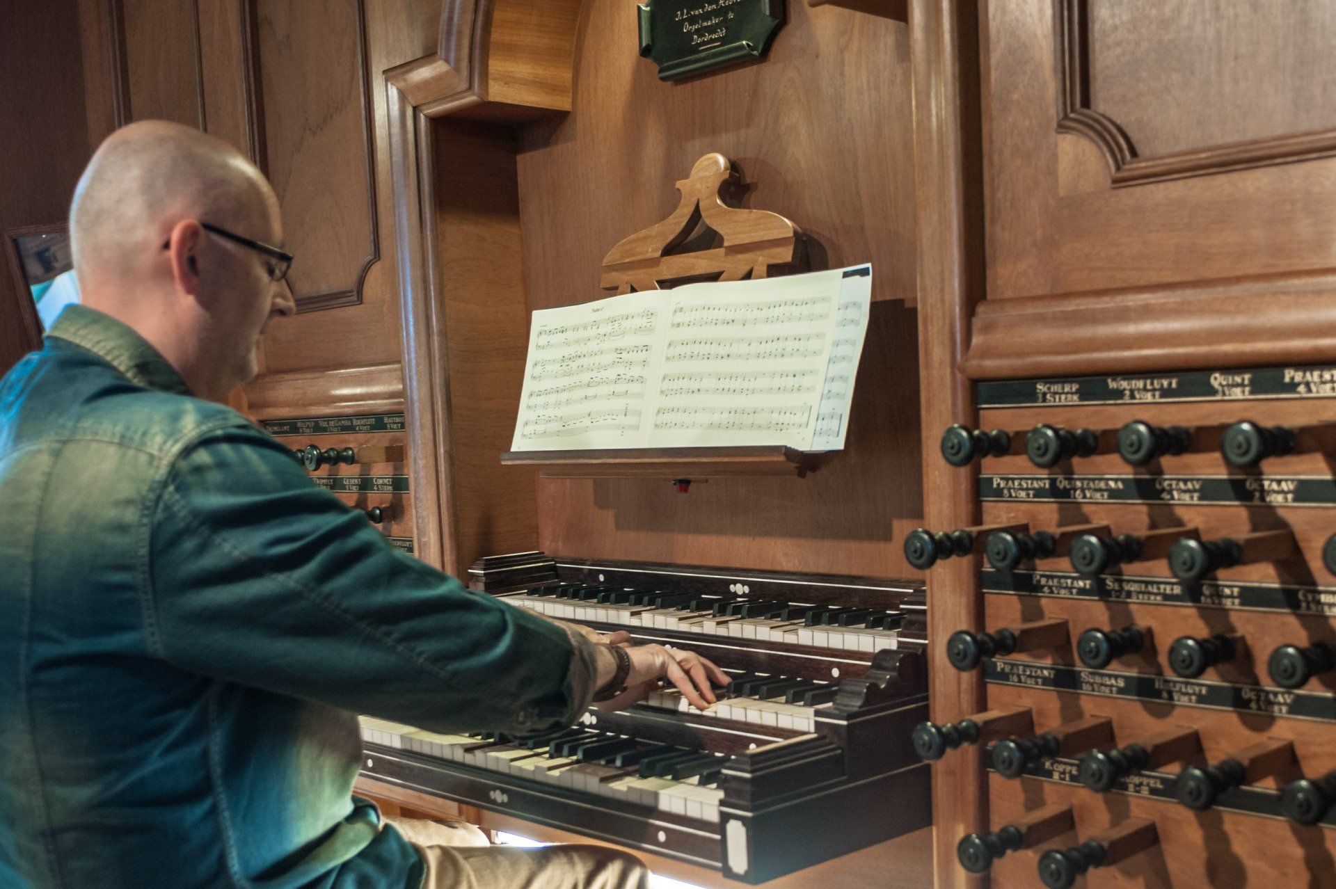 Arie de Korte spelend op een orgel