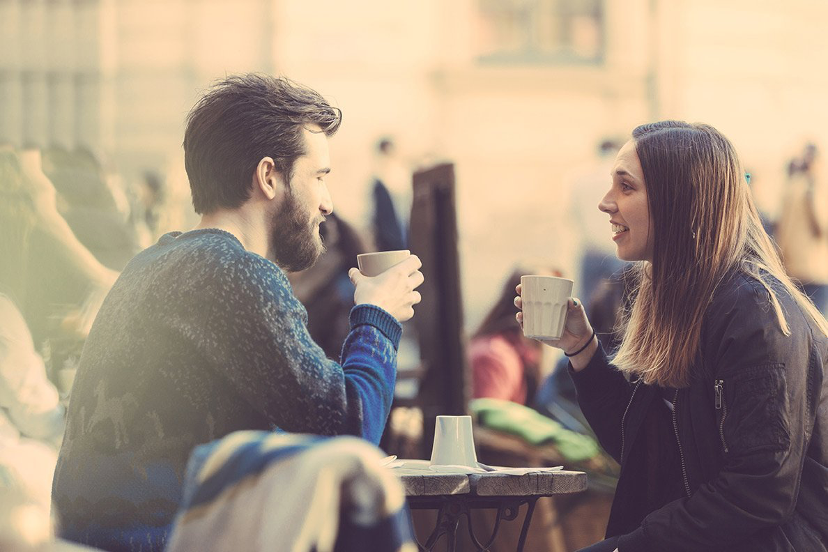 Twee mensen drinken een kopje koffie. Dit wordt makkelijk een voedingsbodem voor conflicten.