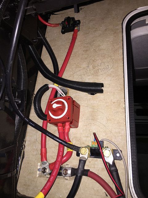 A bunch of wires are connected to a red box with the letter g on it