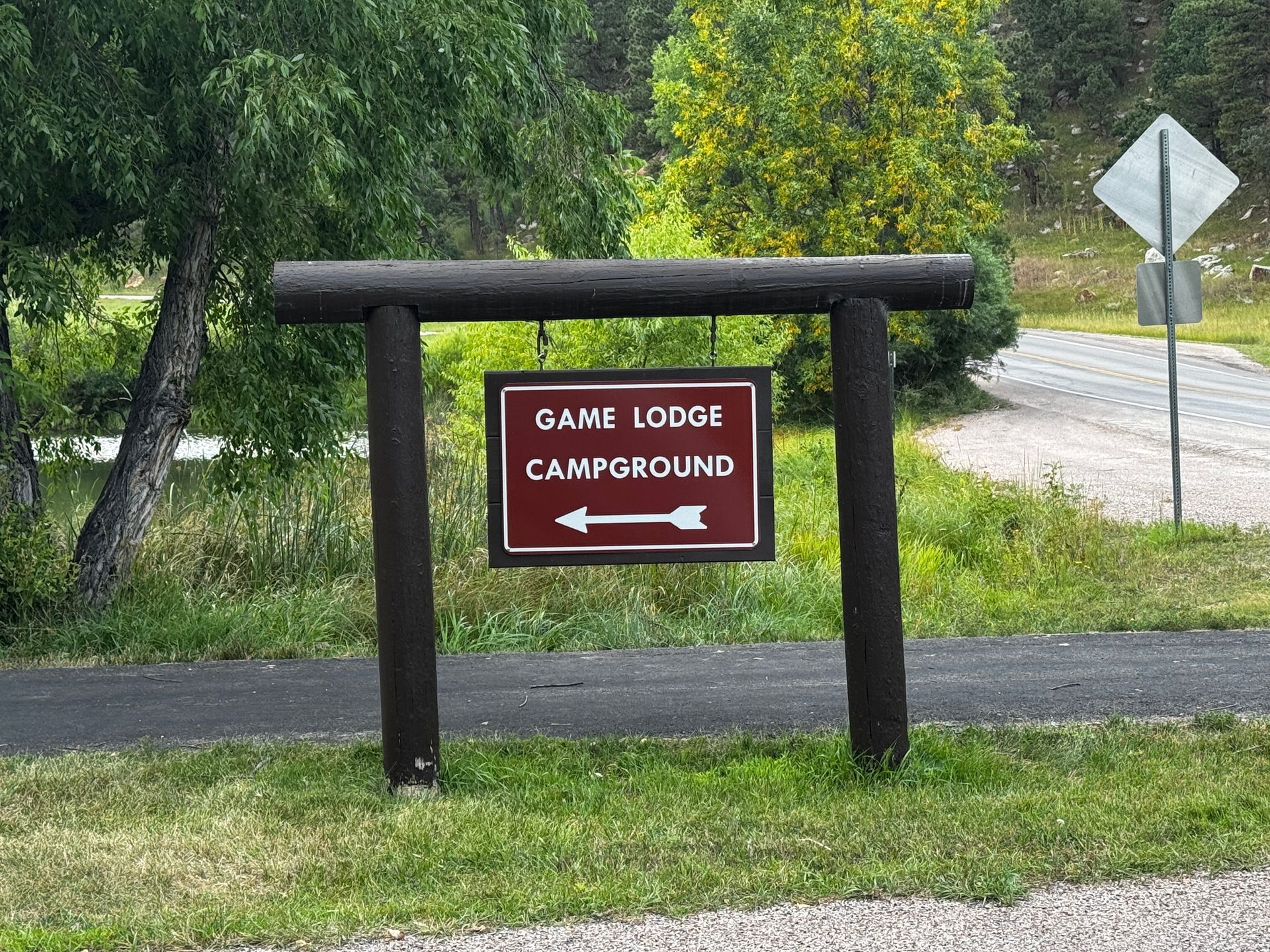 Sign for Game Lodge Campground with an arrow pointing right.