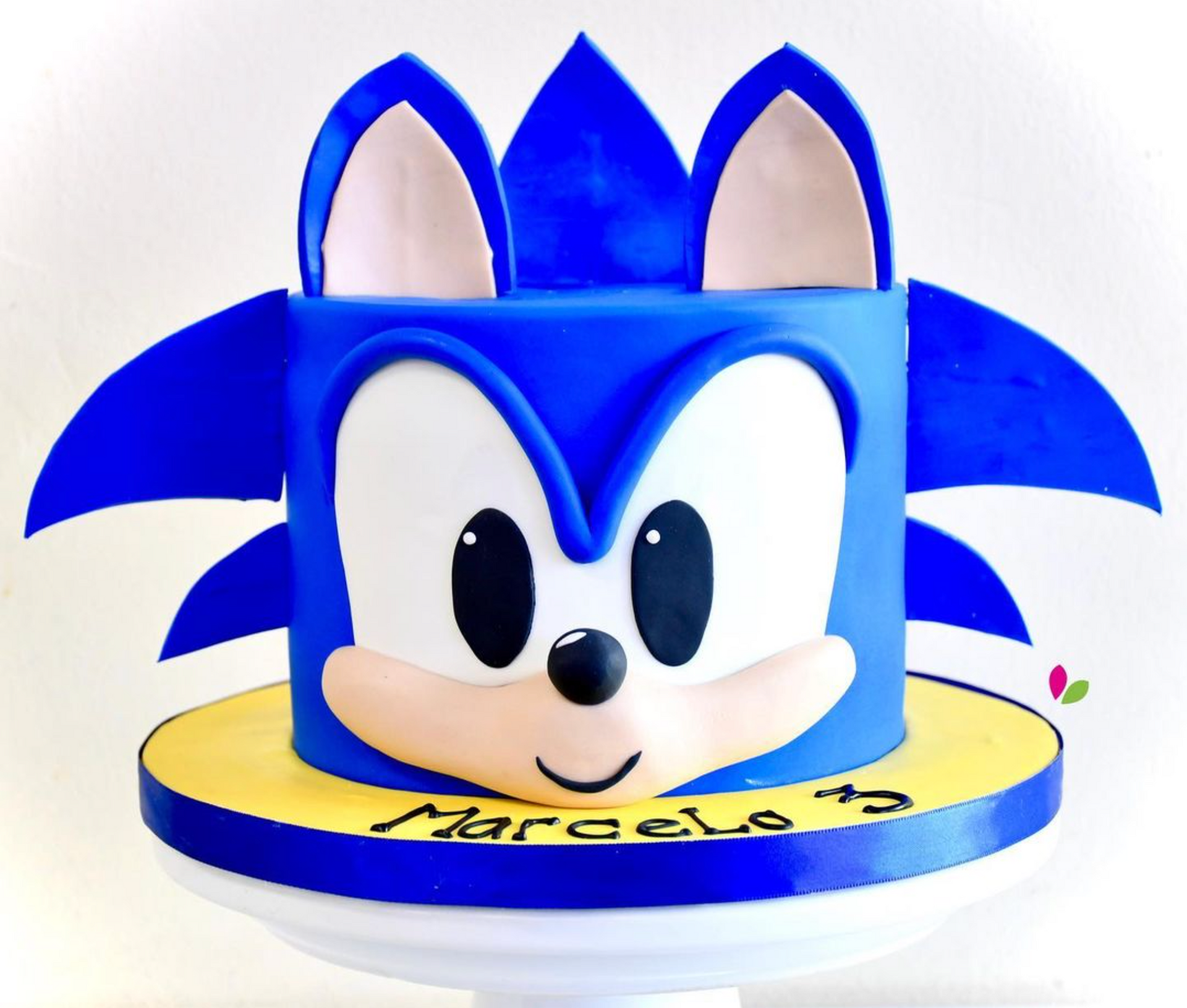 A sonic the hedgehog cake with the name marcelo on it