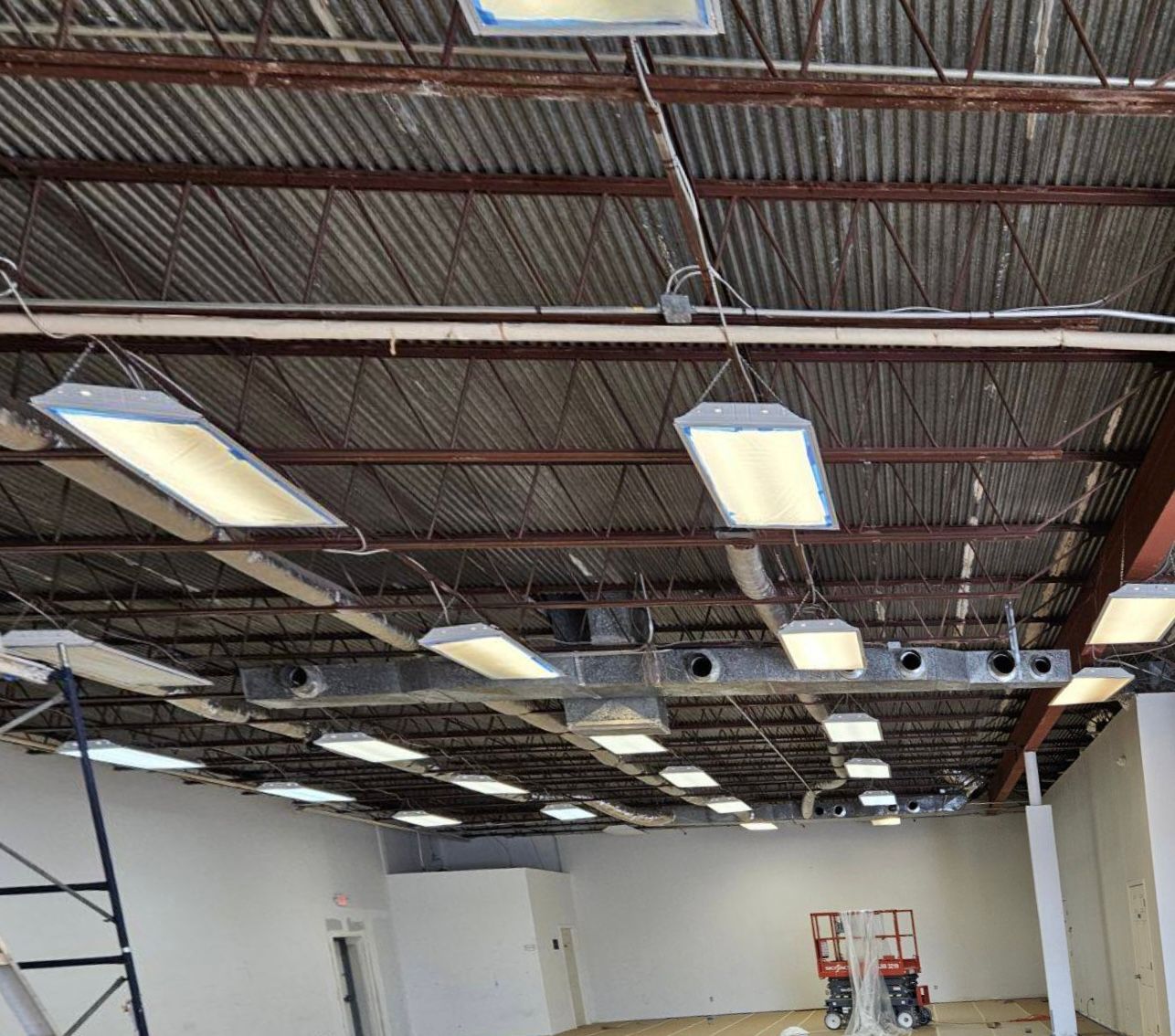 A large room with a lot of lights hanging from the ceiling.