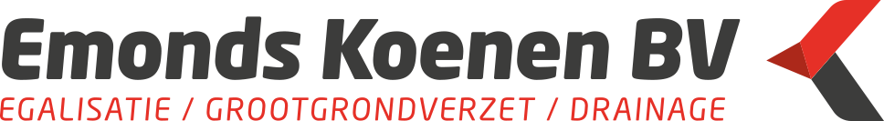 Logo voor Emonds Koenen BV met grijze tekst en een rood-zwart chevron-symbool.