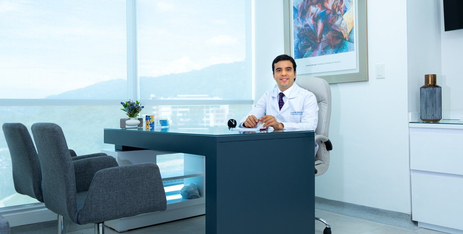 Dr. Juan Camilo García Reyes en consultorio de rinoplastia