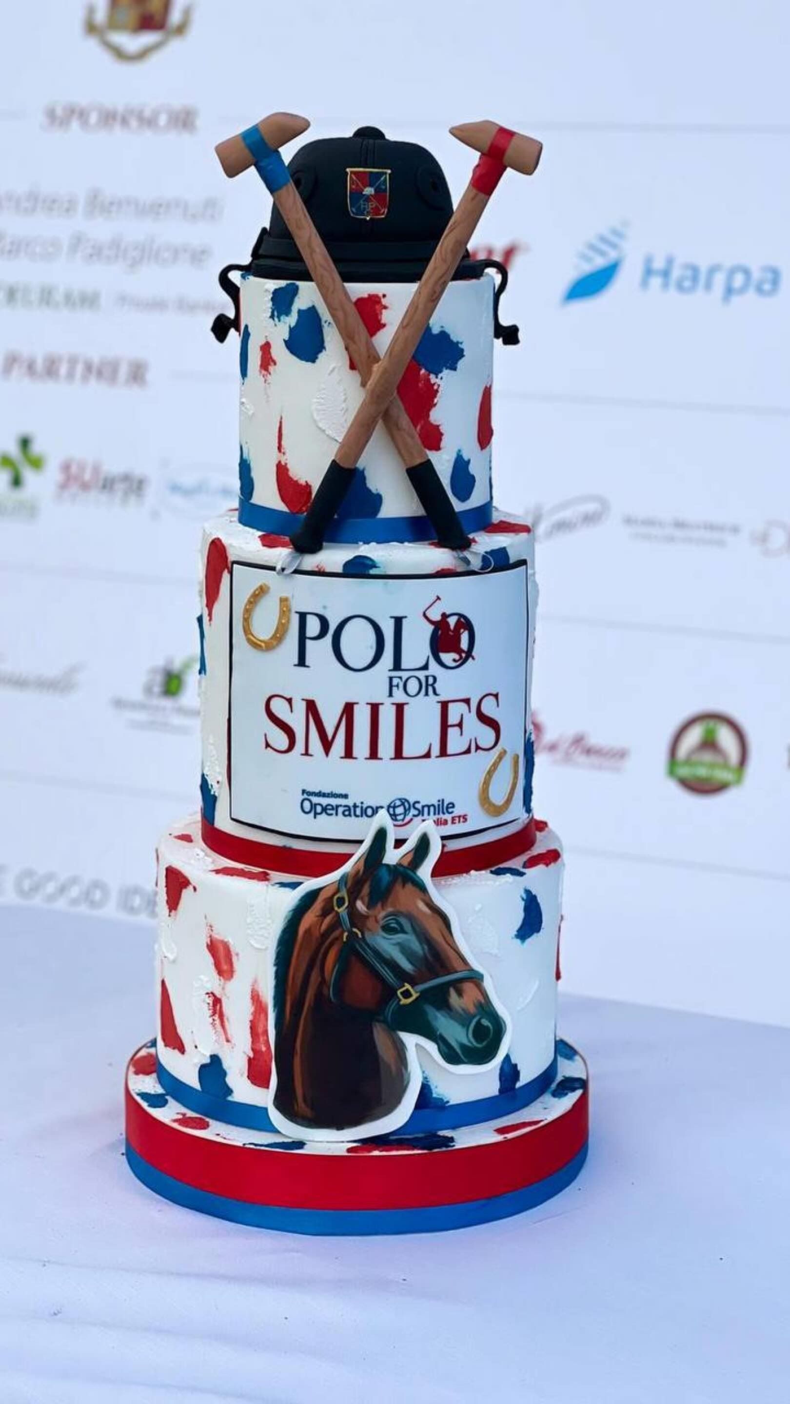 Torta a tre piani a tema polo: cavallo, mazze, berretto e 