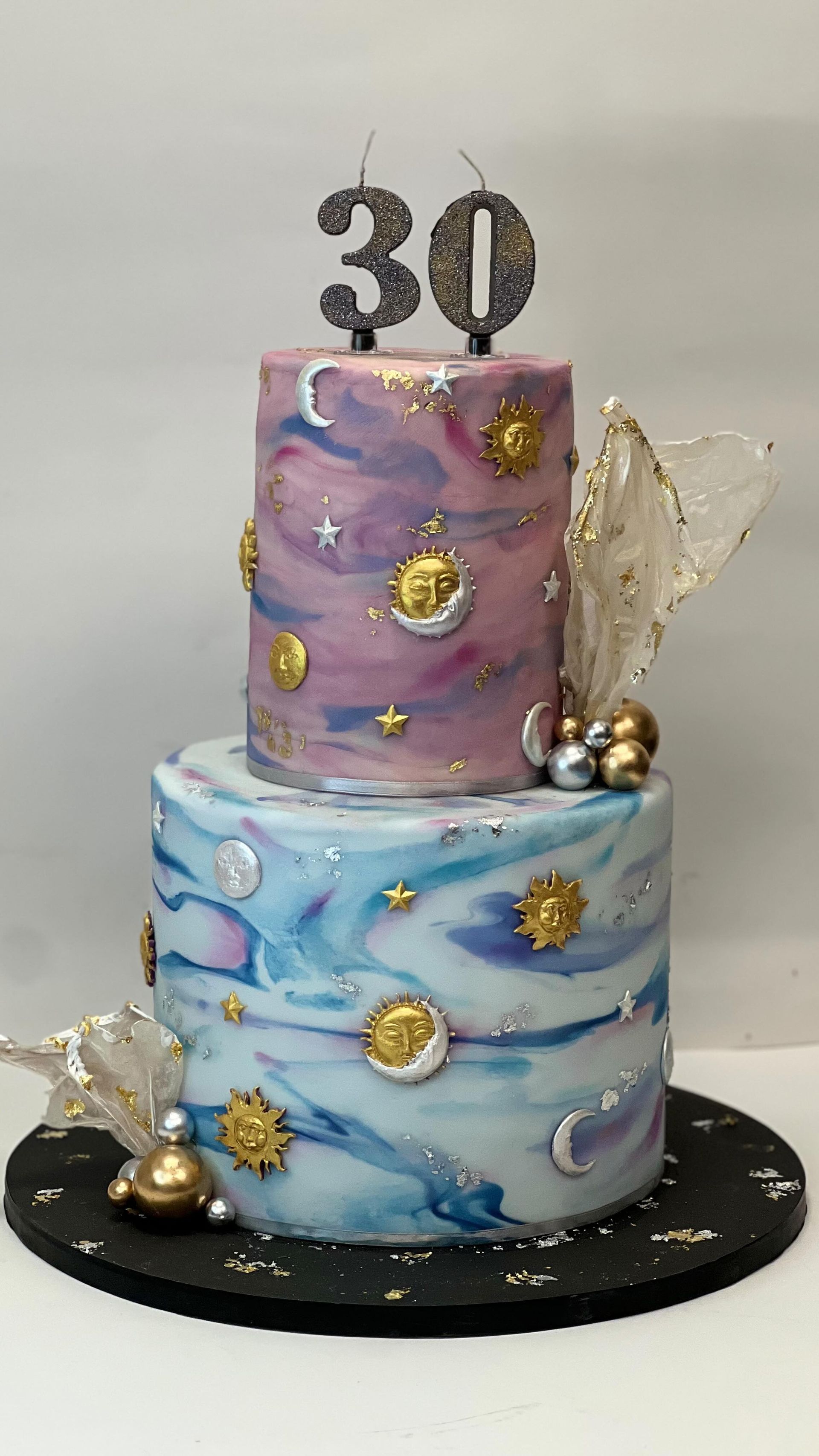 Torta di compleanno a due piani a tema galassia con candeline